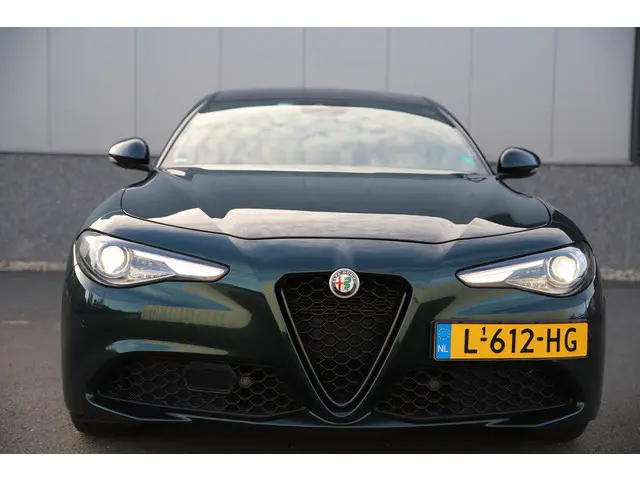Alfa Romeo Giulia 2.0T 200pk*Veloce int.*/Leder/Pano-dak/H-Kardon/Trekh./Adaptive