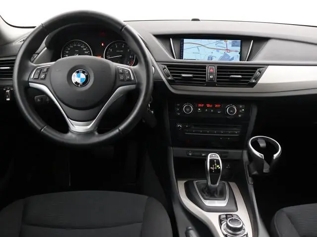 BMW X1 sDrive20i 184 PK AUT. ORIG. NL *94.700 KM* + TREKHAAK | NAVI PRO | MINERALGRAU