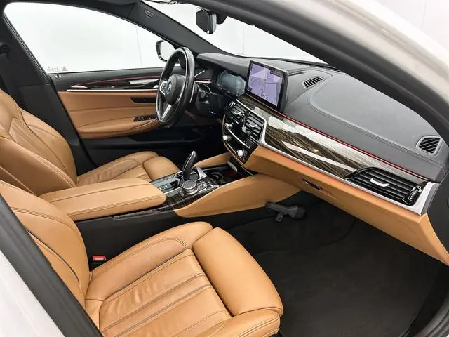 BMW 5-serie Touring 530e M-Sport / Anniversary / X-Drive / / Harman Kardon / Panoramadak / Massagefu...