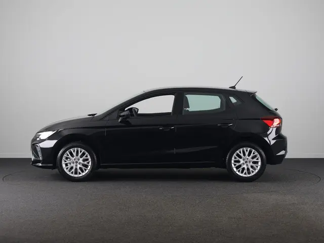 SEAT Ibiza Style Plus 1.0 EcoTSI 95 PK | Midnight Black Metallic | Apple Carplay | Park Assist | Cru...