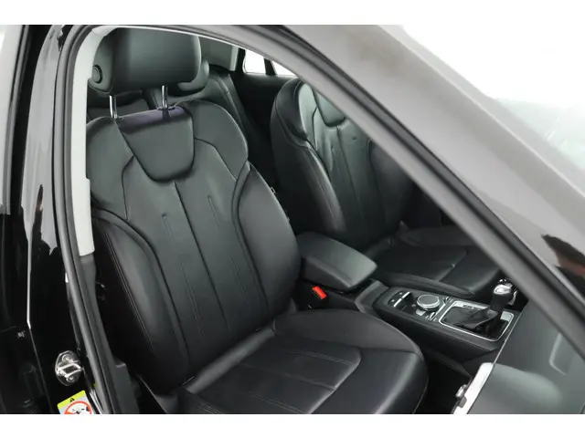 Audi Q2 35 TFSI 150pk S-Line Trekhaak Camera Leder Keyless Stoelverwarming Virtual Cockpit Navigatie