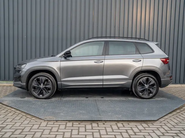 ŠKODA Karoq 1.5 TSI ACT Sportline Business | Leder | Camera | Adapt. Cruise control | Stoel & Stuur...