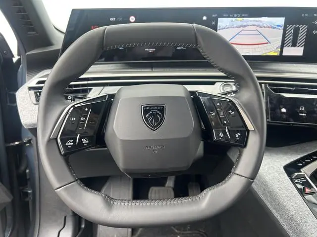 Peugeot e-5008