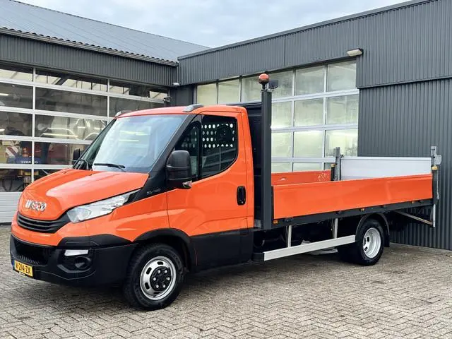 Iveco Daily 35C14 2.3 375 Laadklep 500kg Trekhaak 3500kg trekgewicht Airco 2-Persoons Open laadbak P...