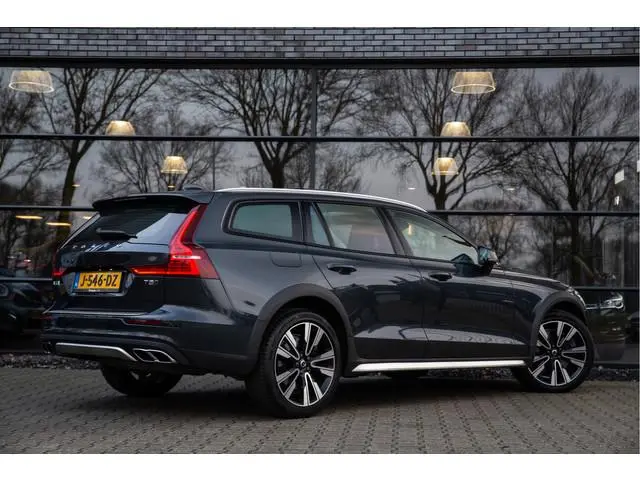 Volvo V60 Cross Country 2.0 T5 AWD  Pro , Panoramadak, Harman/Kardon, Stoelventilatie, Head-up displ...