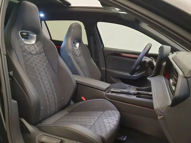 Volkswagen Passat Variant 1.5 eHybrid 272pk DSG/AUT R-Line Wegklapbare trekhaak, Panoramadak, Camera