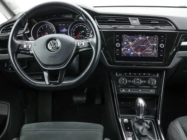 Volkswagen Touran 1.4 TSI 150pk DSG Highline 7p · Camera · Keyless · Massagefunctie Bestuurder · Sto...