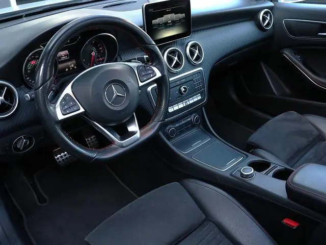 Mercedes-Benz A-klasse 180 AMG Line | Panoramadak