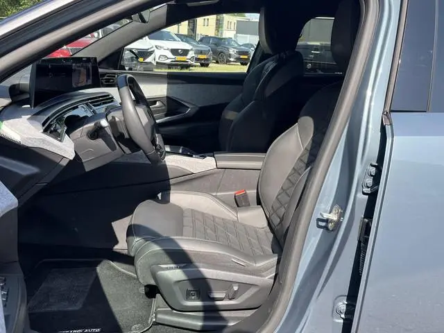 Peugeot e-5008