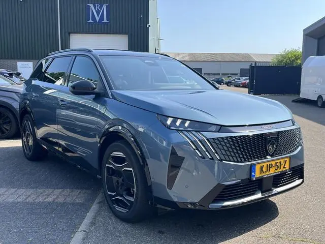 Peugeot e-5008