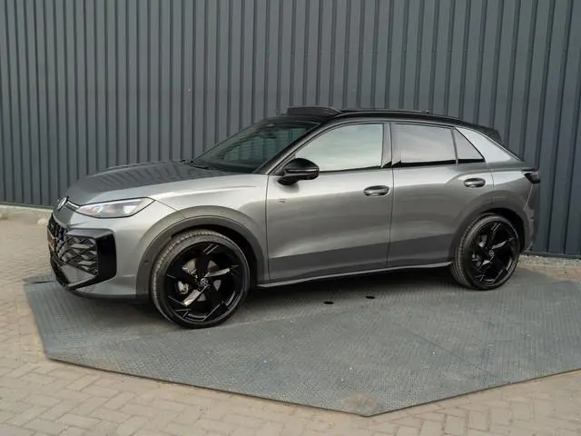 Volkswagen T-Roc 1.5 eTsi R-Line First Edition | Trekhaak wegkl. | 360 Camera | Panodak | Harman/Kar...