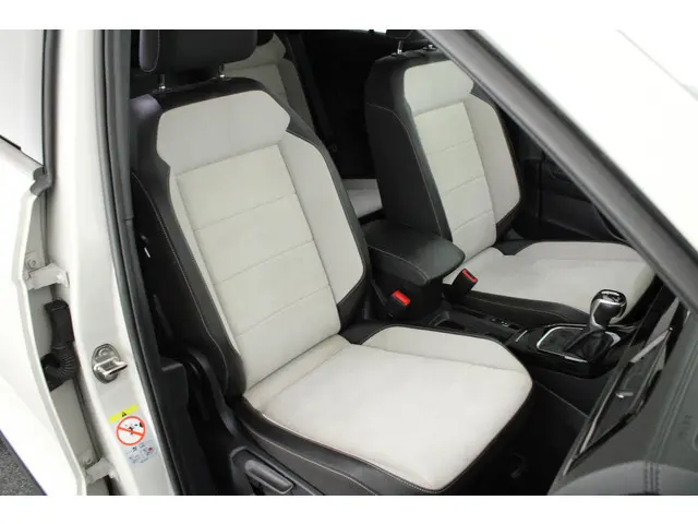 Volkswagen T-Roc 1.5 TSI 150pk DSG Style Trekhaak Camera Panoramadak IQ.Light Stoelverwarming Carpla...