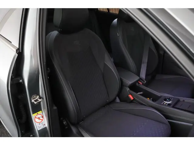 Volkswagen T-Roc 1.5 eTsi 150pk R-Line First Edition Black Style Trekhaak Camera Keyless Stoelverwar...