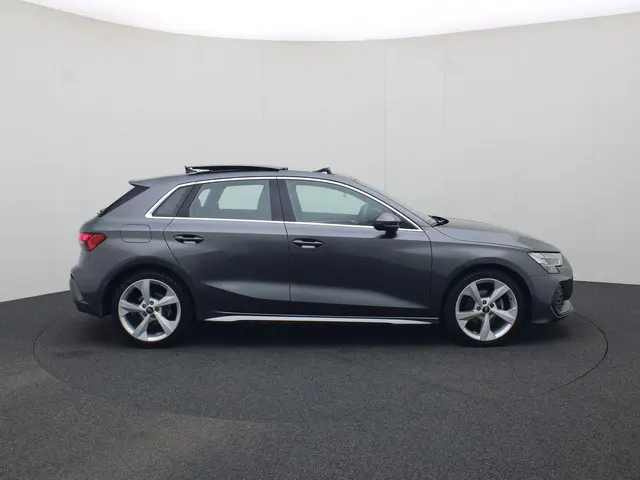 Audi A3 Sportback 35 TFSI/150PK S Line · Panoramadak · SONOS · Drive select · Camera + Parkeersensor...
