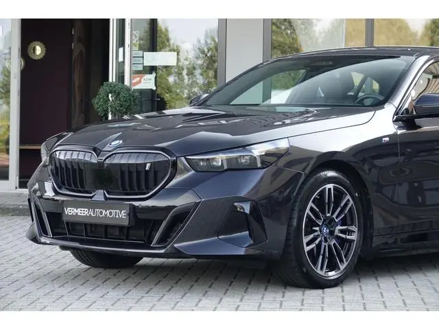 BMW i5 eDrive40 84 kWh | M Sport Pro | BTW | Leder | Black Pack | Iconic Glow Grile |