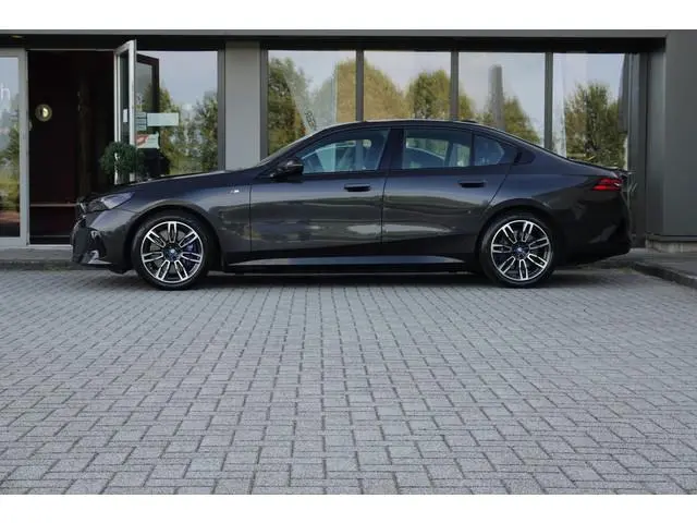 BMW i5 eDrive40 84 kWh | M Sport Pro | BTW | Leder | Black Pack | Iconic Glow Grile |