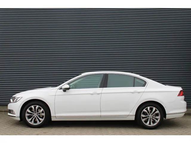Volkswagen Passat 1.4 TSI ACT Highline Leer/Alcantara Full-Led camera Carplay