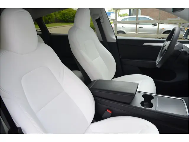 Tesla Model Y RWD 58 kWh LFP Accu, Trekhaak, 20" AutoPiloy3.0 Ryzen, FSD 99,- per maand