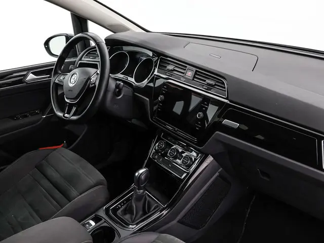 Volkswagen Touran 1.4 TSI 150pk DSG Highline 7p · Camera · Wegklapbare Trekhaak · Apple/Android Car...