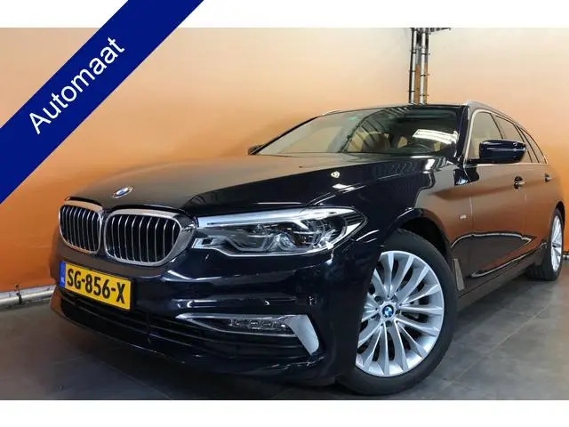 BMW 5-serie Touring 520i High Executive sportint | panodak | camera | trekhaak | leer