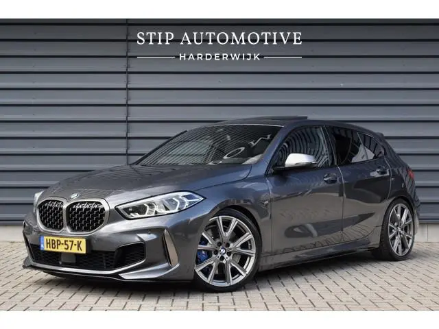 BMW 1 Serie M135i xDrive 306pk | Pano | Harman/Kardon | Head-Up | 19'' Wielen | Stuur + Stoelverwarm...