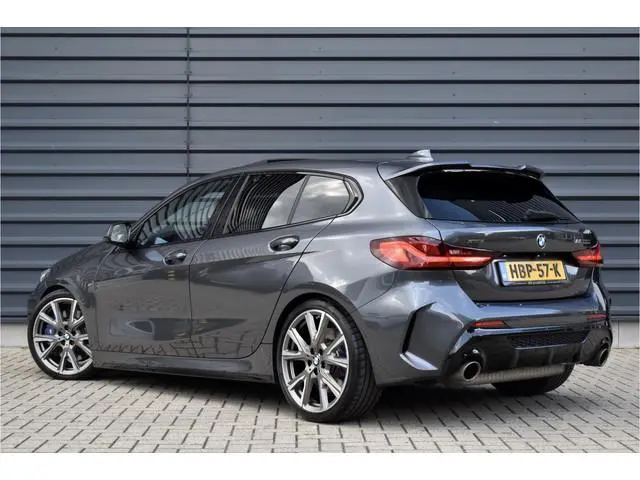 BMW 1 Serie M135i xDrive 306pk | Pano | Harman/Kardon | Head-Up | 19'' Wielen | Stuur + Stoelverwarm...
