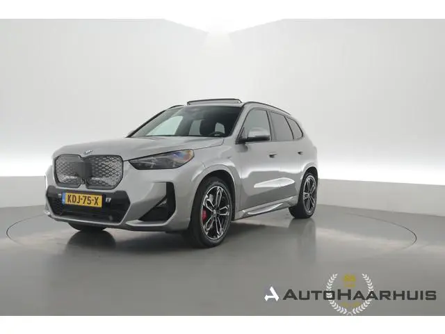 BMW iX1 eDrive20 67 kWh | Rijklaar! |SOH 100% | Rijklaar! | HUD | Memory | Pano | Trekhaak | Matrix...