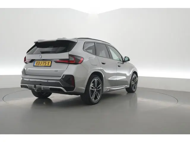 BMW iX1 eDrive20 67 kWh | Rijklaar! |SOH 100% | Rijklaar! | HUD | Memory | Pano | Trekhaak | Matrix...