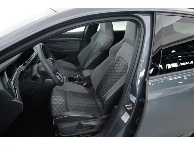 Volkswagen Golf 1.5 eTSI R-Line DSG | Rijklaar! | Pano | HUD | IQ. Light (ledbalk) | Stoel- Stuurver...