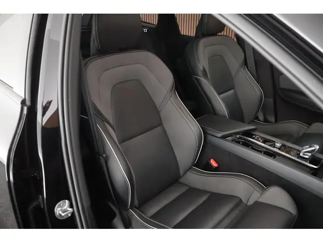 Volvo XC60 2.0 T6 Plug-in hybrid AWD Plus Dark Trekhaak Camera Memory Keyless Panoramadak Navigatie