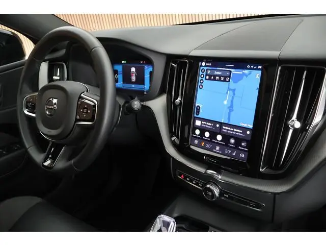 Volvo XC60 2.0 T6 Plug-in hybrid AWD Plus Dark Trekhaak Camera Memory Keyless Panoramadak Navigatie