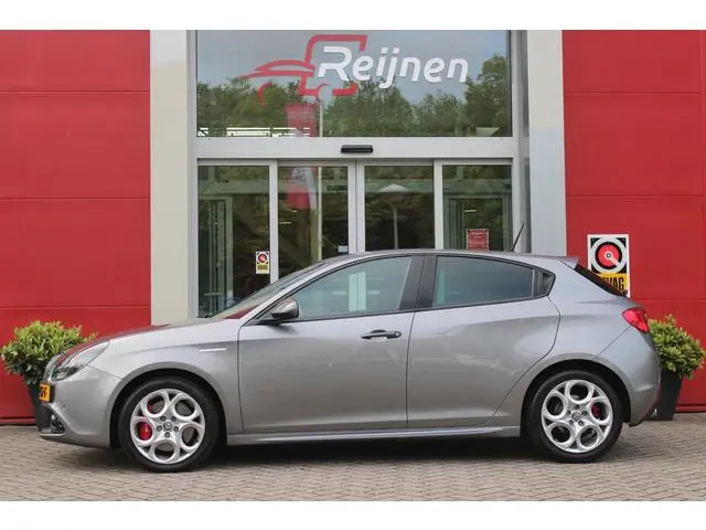 Alfa Romeo Giulietta 1.4 Turbo 170PK AUTOMAAT MultiAir SUPER | AFNEEMBARE TREKHAAK | NAVIGATIE | "BR...