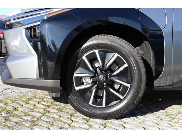 Toyota bZ4X Dynamic 73 kWh, € 2000 Voordeel, 360 Camera, BSM, Stoel verwarming, Stuur verwarming, El...