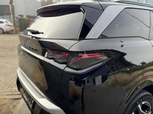 Peugeot e-5008
