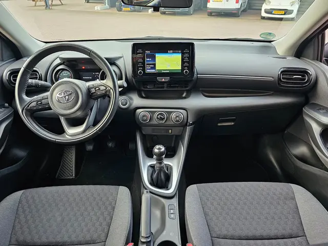 Toyota Yaris 1.5 VVT-i Dynamic | Airco | Navi | Keyless | Lane Assist | Adaptive Cruise | All-season...