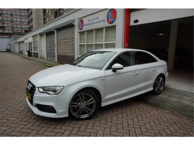 Audi A3 Limousine 1.4 TFSI CoD * S-Line S-Tronic Zeer Fraai * Side Skirts Black Line Grille Sportond...