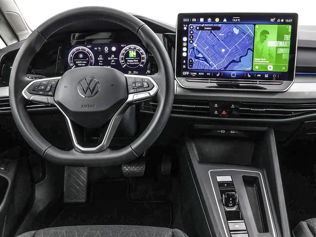Volkswagen Golf variant Life Edition 1.5 eTSI 116 pk 7 versn. DSG · Achteruitrijcamera · draadloze t...