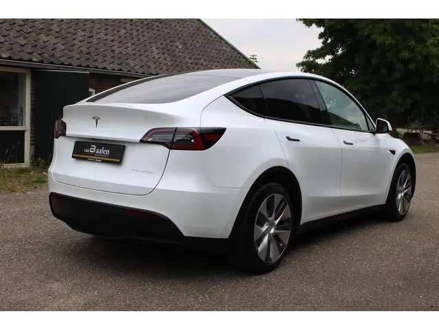 Tesla Model Y Long Range AWD 75 kWh SOh 90.6% LEER NAVI PANO 124000KM!!!