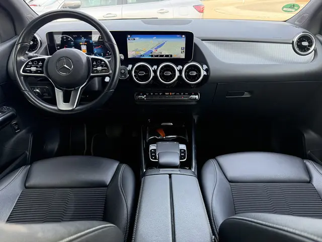 Mercedes-Benz B-klasse 180 Launch Edition ✅ Camera ✅ Afn. Trekhaak ✅ Stoelverw. ✅ CarPlay ✅
