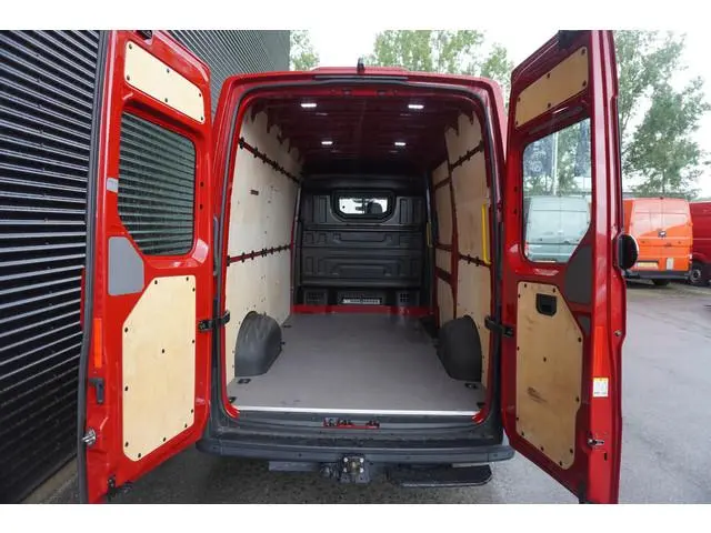 Volkswagen Crafter 180pk Automaat L3H3/L2H2 LED Apple carplay Trekhaak Navigatie Camera Cruise contr...