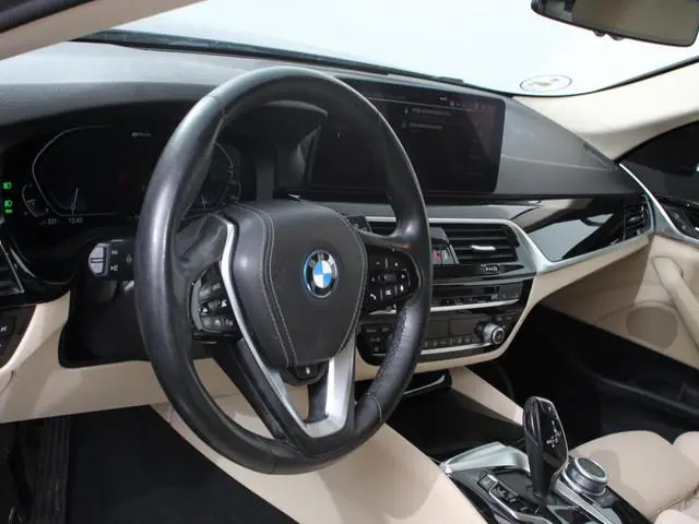 BMW 5-serie Touring 530e High Executive Automaat SoH 88% Trekhaak Leder Navigatie Camera Adaptive Cr...