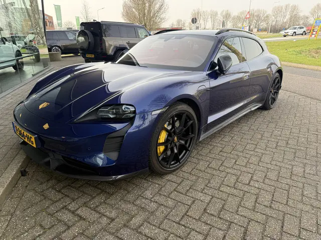 Porsche Taycan Sport Turismo GTS 93 kWh ** Carbon ** PSCB ** NP 198K ** NL auto!! Burmester ** Bijri...