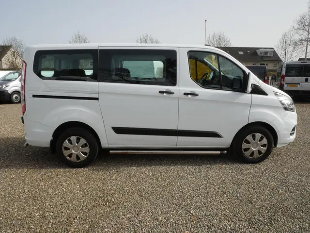 Ford Transit Custom 2.0 TDCI 110PK, L1H1, Airco, Combi-9 Persoons, Nog 2 op voorraad