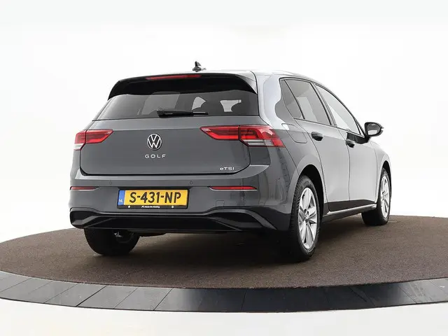 Volkswagen Golf 1.0 eTSI 110PK DSG Life · Apple/Android Car Play · Navigatie · P-Sensoren · Sfeerver...