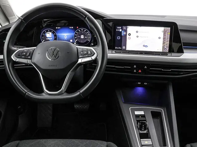 Volkswagen Golf 1.0 eTSI 110PK DSG Life · Apple/Android Car Play · Navigatie · P-Sensoren · Sfeerver...