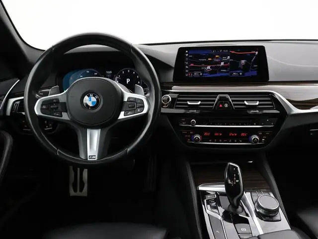 BMW 5-serie Touring 520i 184 PK M-SPORT H.E. AUT. *ALMANDINBRAUN* + PANORAMA | NAPPA LEDER | HEAD-UP...