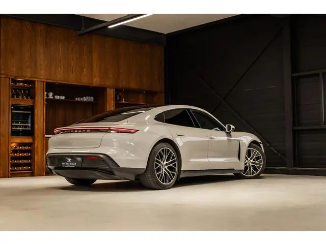 Porsche Taycan Performance 93 kWh Passenger Display | Pano | Chrono | 360 Camera