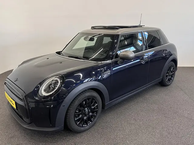 Mini Mini 1.5 Cooper Yours 5-DRS DCT-7 Aut. 136pk Panoramadak Sportstoelen Navi Carplay PDC Achter+C...