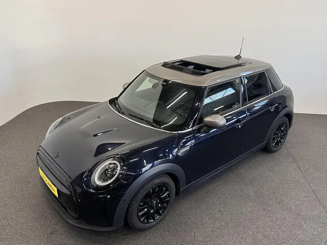 Mini Mini 1.5 Cooper Yours 5-DRS DCT-7 Aut. 136pk Panoramadak Sportstoelen Navi Carplay PDC Achter+C...