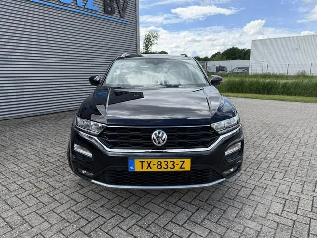 Volkswagen T-Roc 1.0 TSI Style Trekhaak LMV Airco ACC PDC voor en achterzijde